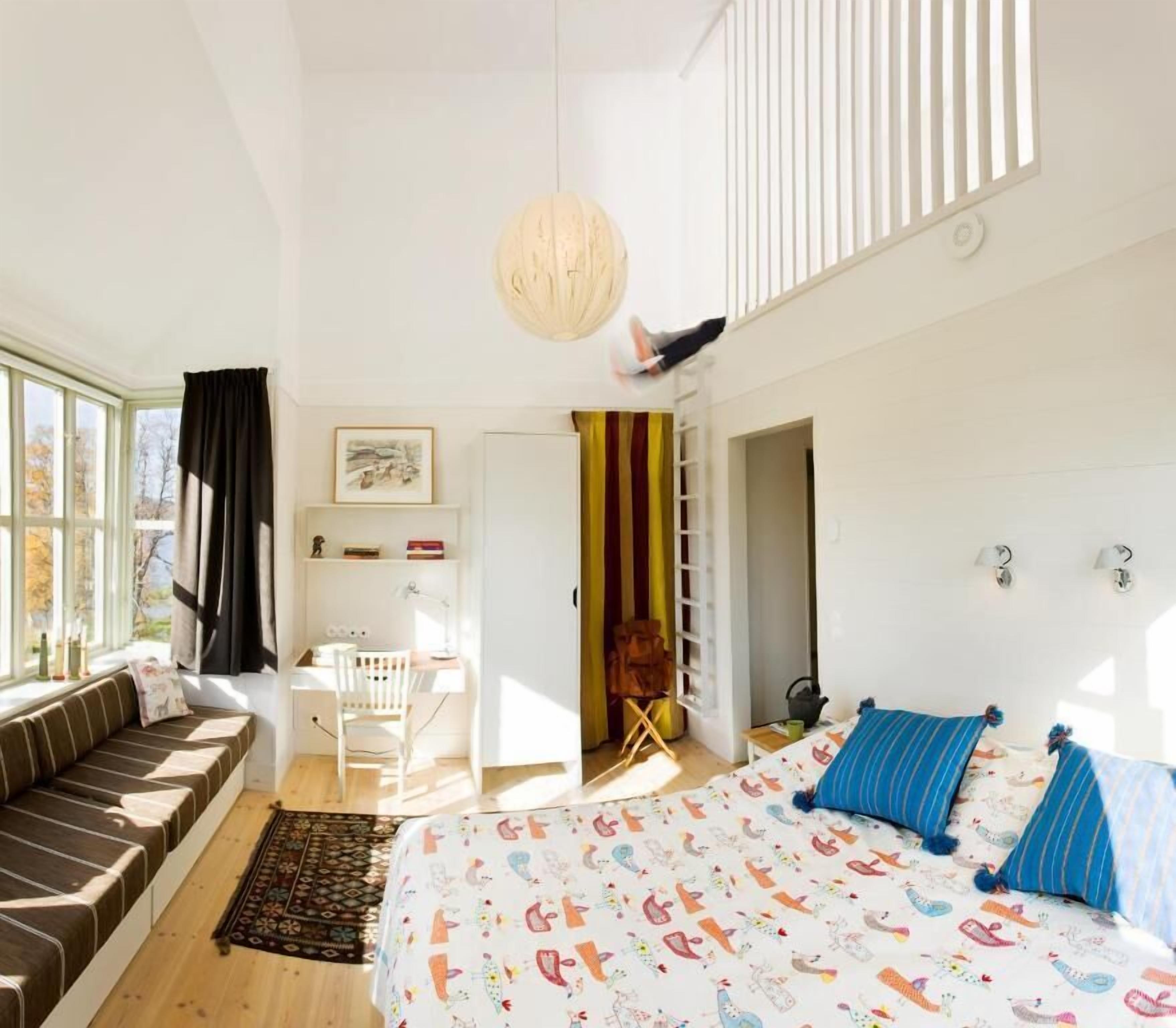 Deluxe trippelrum | Värdeförvaringsskåp på rummet, skrivbord och arbetsyta för laptop