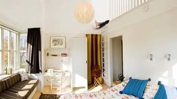 Deluxe trippelrum | VÀrdeförvaringsskÄp pÄ rummet, skrivbord och arbetsyta för laptop