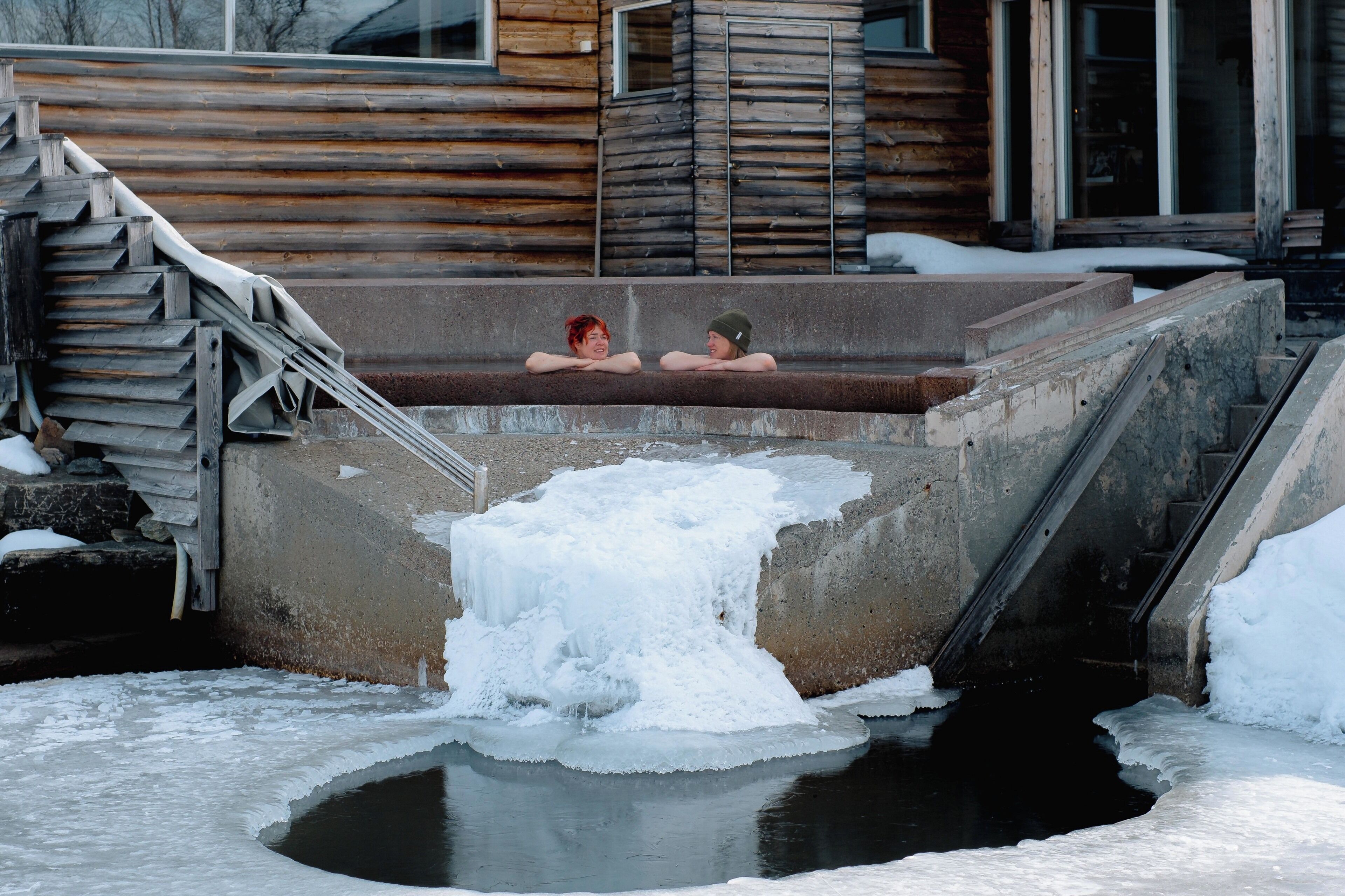 Outdoor spa tub