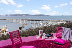 Outdoor dining - Number Eighty One - Harbour and Bay Views - Free WiFi - Wood Burner (Brixham)