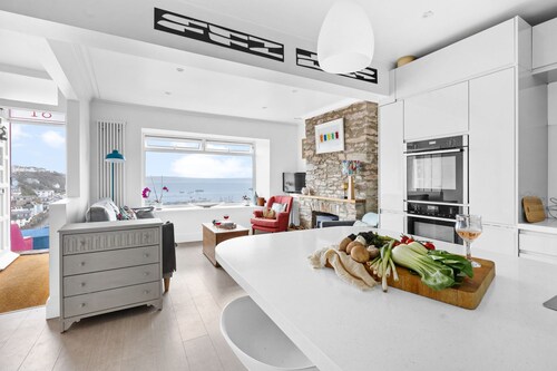 Number Eighty One - Harbour and Bay Views - Free WiFi - Wood Burner