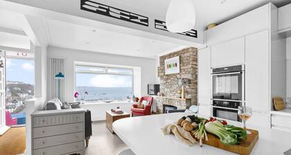 Number Eighty One - Harbour and Bay Views - Free WiFi - Wood Burner
