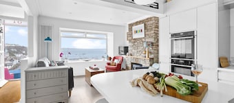 Number Eighty One - Harbour and Bay Views - Free WiFi - Wood Burner