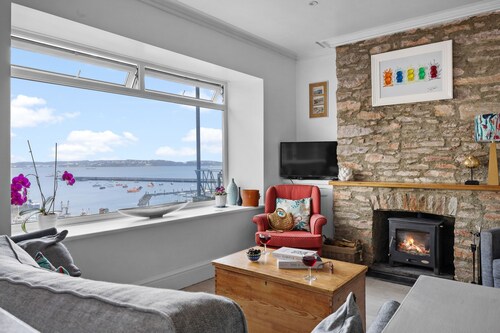 Number Eighty One - Harbour and Bay Views - Free WiFi - Wood Burner