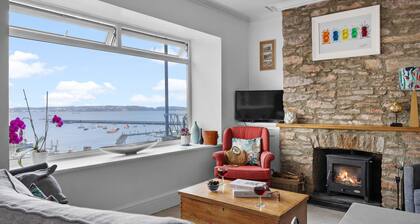 Number Eighty One - Harbour and Bay Views - Free WiFi - Wood Burner