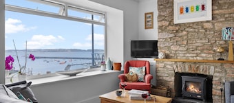 Number Eighty One - Harbour and Bay Views - Free WiFi - Wood Burner