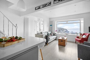 Smart TV - Number Eighty One - Harbour and Bay Views - Free WiFi - Wood Burner (Brixham)