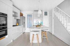 Réfrigérateur, four à micro-ondes, un four, surface de cuisson