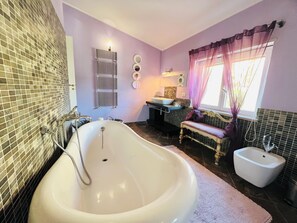 Douche, sèche-cheveux, bidet, serviettes fournies