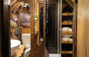 Shower, hair dryer - 1 bedroom beautiful home in Rosporden (Rosporden)