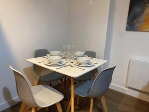 Dining - Modern 2-Bed, Swindon Old Town (Swindon)