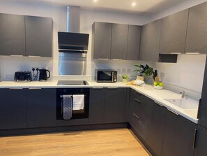 Private kitchen - Modern 2-Bed, Swindon Old Town (Swindon)
