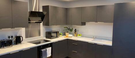 Cafetera y tetera, refrigerador, microondas y horno