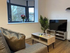 Smart TV - Modern 2-Bed, Swindon Old Town (Swindon)