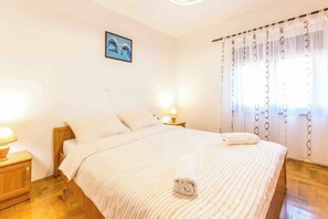 3 bedrooms, WiFi - Holiday flat with garden, barbecue and playground (Loborika)