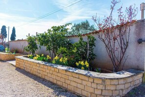 Property grounds - Holiday flat with garden, barbecue and playground (Loborika)