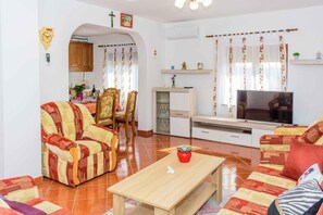 TV - Holiday flat with garden, barbecue and playground (Loborika)