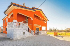 Exterior - Holiday flat with garden, barbecue and playground (Loborika)