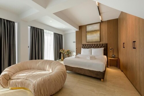 Cens Platinum Luxury Suites