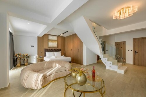 Cens Platinum Luxury Suites