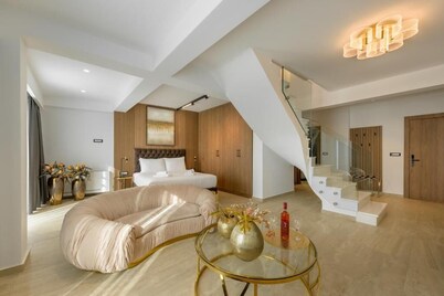 Cens Platinum Luxury Suites