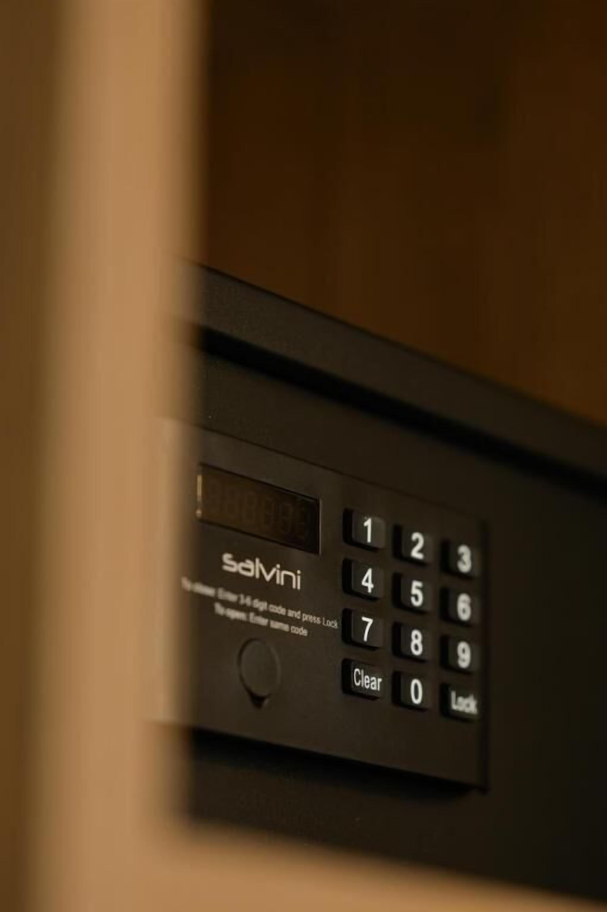 Un clavier avec le nom de marque « Salvi » et un pavé numérique doté d’un bouton « Effacer ».