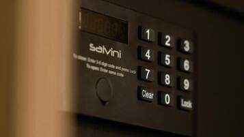 Un clavier avec le nom de marque « Salvi » et un pavé numérique doté d’un bouton « Effacer ».