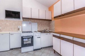 Fridge, oven, stovetop - Holiday home in untouched nature (Dolenja Vas)