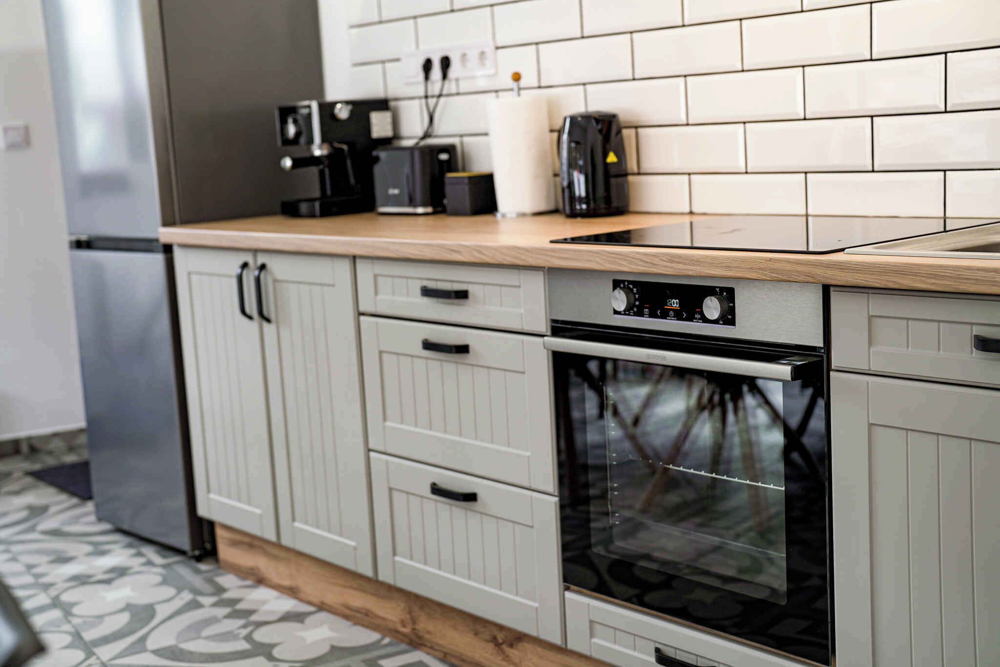 Réfrigérateur, micro-ondes, four, plaque de cuisson