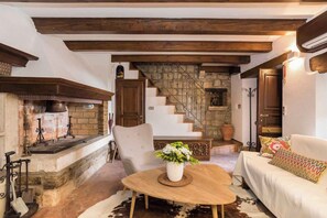 Fireplace - Villa with pool and sauna (Merisce)