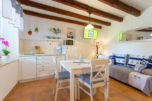 Dining - Holiday home with barbecue and cosy terrace in the garden (Funtana)