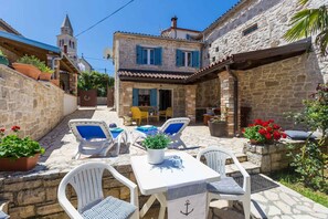 Outdoor dining - Holiday home with barbecue and cosy terrace in the garden (Funtana)