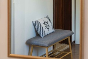 A bench with a striped pillow against a wall. - Holiday home with barbecue and cosy terrace in the garden (Funtana)