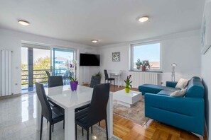 TV - Holiday apartment with air conditioning and balcony (Funtana)