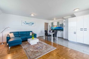 TV - Holiday apartment with air conditioning and balcony (Funtana)