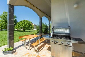 Outdoor dining - Holiday apartment with air conditioning and balcony (Funtana)