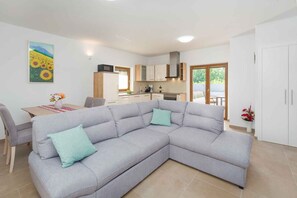 TV - Villa with air conditioning and pool (Kringa)
