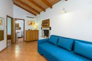 TV - Holiday home with terrace and garden for relaxing (Funtana)