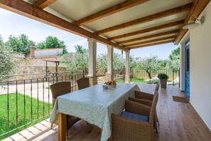 Outdoor dining - Holiday home with terrace and garden for relaxing (Funtana)