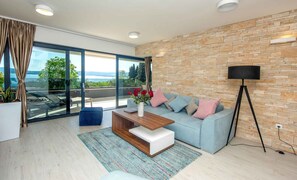 TV - Holiday apartment with shared-use pool (Sv. Filip i Jakov)