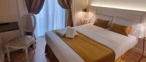 In-room safe, desk, free WiFi