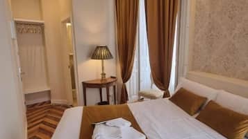 Quarto casal, vista para a cidade | Cofres nos quartos, escrivaninha, Wi-Fi de cortesia