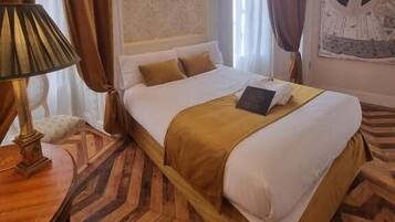 Habitación doble, vistas a la ciudad | Caja fuerte, escritorio, wifi gratis