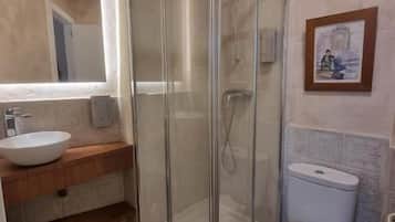 Chuveiro, produtos de toalete grátis, secador de cabelo