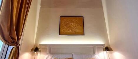 In-room safe, desk, free WiFi