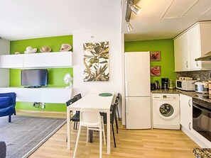 Kylskåp, mikrovågsugn, ugn och diskmaskin