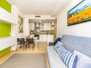 Ein modernes Apartment mit Küche, Essbereich und Wohnzimmer.
