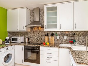 Fridge, microwave, oven, dishwasher - Apartment Enola by Interhome (Lloret de Mar)
