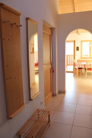 Interior - Apartment 'Pföslhof Kastanienhain' with Mountain View, Shared Garden and Wi-Fi (Leifers)