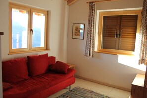 TV - Apartment 'Pföslhof Kastanienhain' with Mountain View, Shared Garden and Wi-Fi (Leifers)